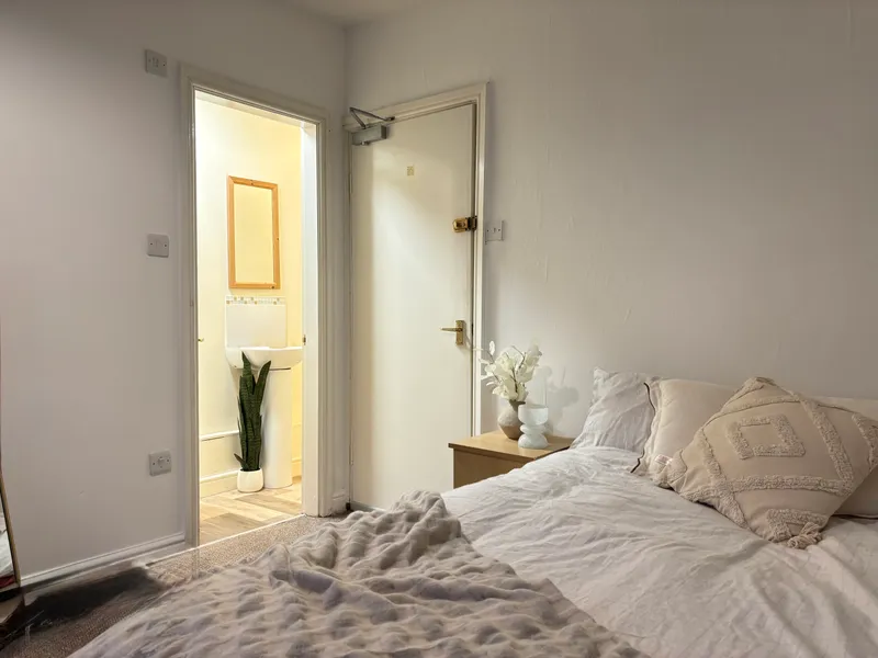 4 bed // 4 Bath // July 2026 - Image 15